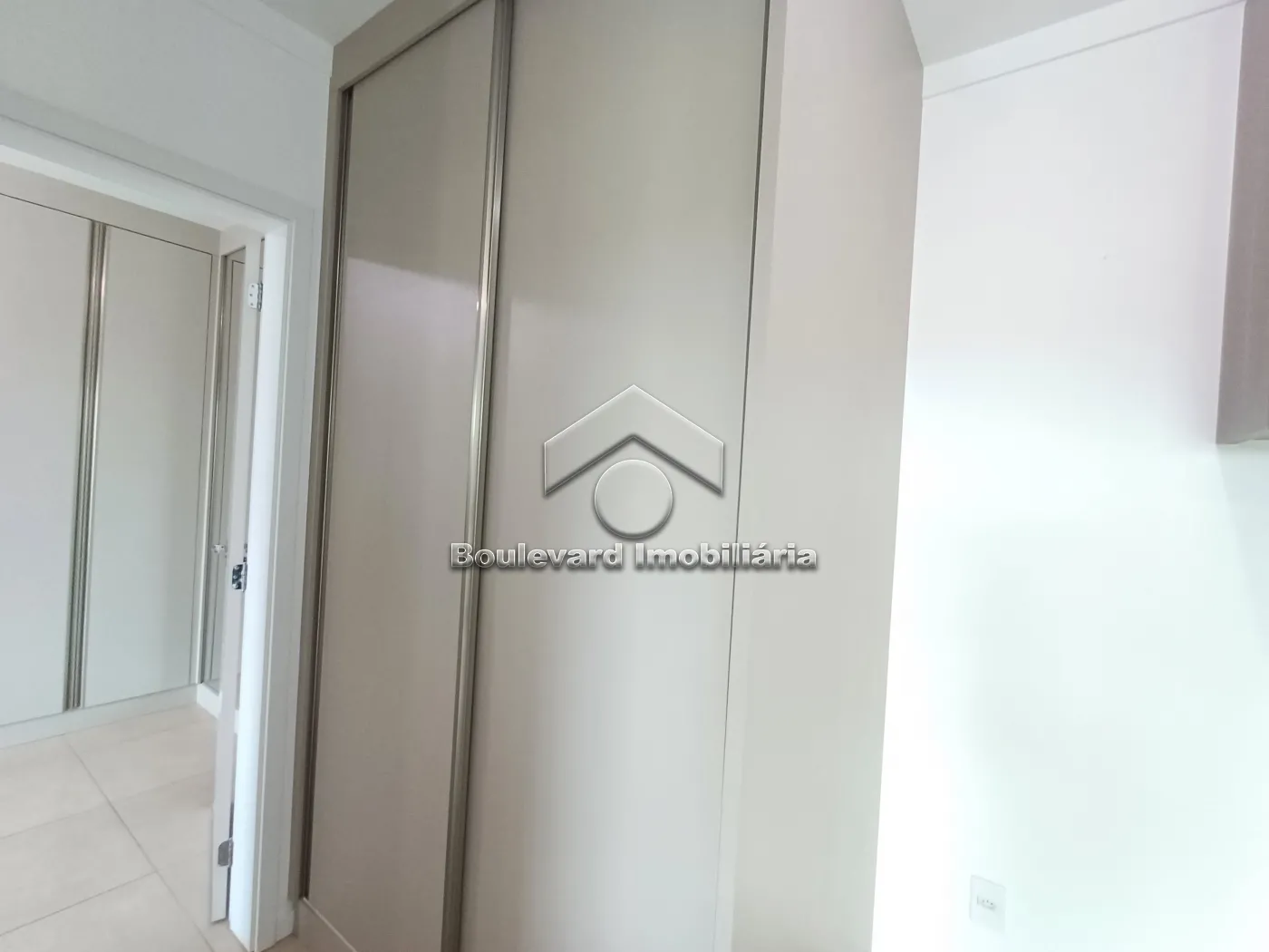 Roupeiro Alugar Apartamento / Padrão em Ribeirão Preto R$ 2.800,00 - Foto 9