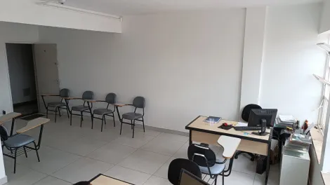 Vende-se sala comercial em edifício no Centro em Ribeirão Preto-SP